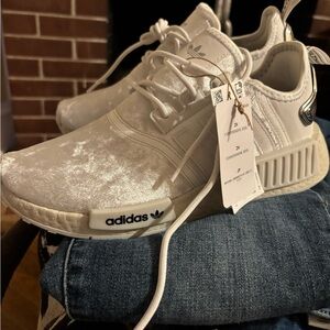 adidas NMD_R1 Women’s Crystal White 7.5
Limited edition